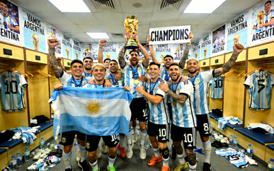 阿根廷队更衣室庆祝进入世界杯决赛的欢乐场景