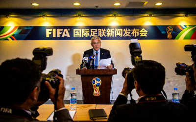 国际足联官员在新闻发布会宣布重要消息