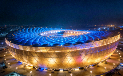 卢塞尔体育场外观夜景，灯光璀璨